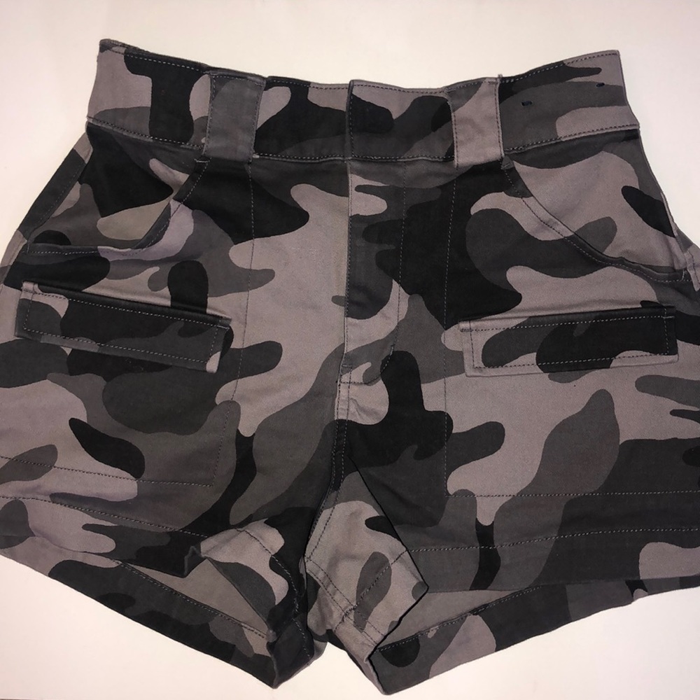 trendy camo jean shorts!!🖤